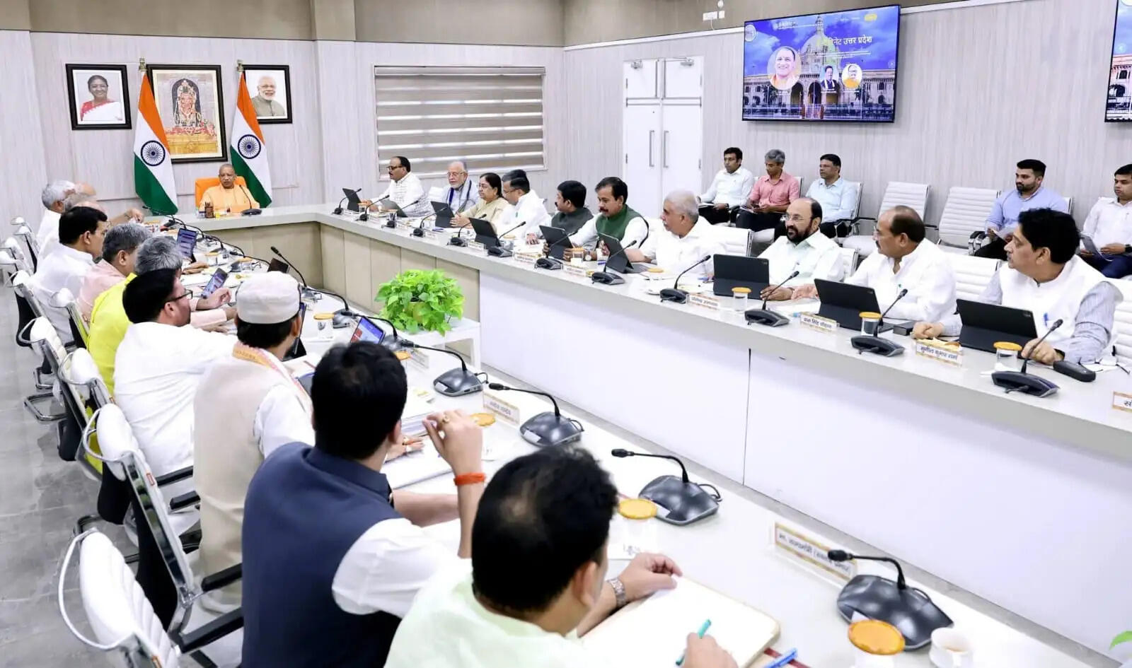 उप्र कैबिनेट : प्राधिकरण क्षेत्रों में जिला पंचायतों से स्वीकृत मानचित्रों के विनियमतीकरण को मंजूरी