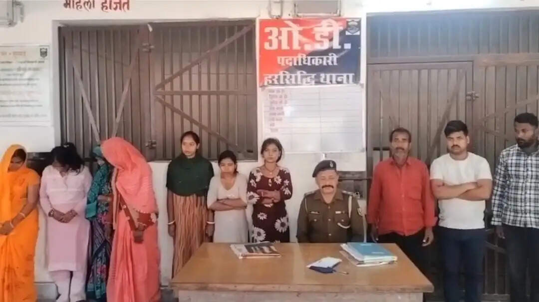 साइबर फ्राॅड के आरोपी को पकड़ने गई पुलिस टीम पर हमला,सात महिला समेत दस गिरफ्तार