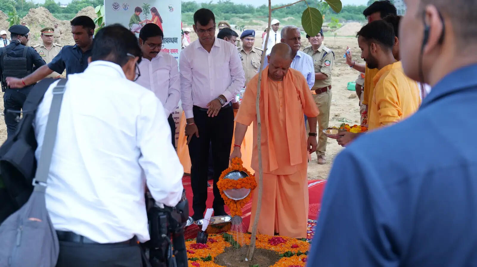 एमजीयूजी में मुख्यमंत्री याेगी ने किया भाई बहन पौधरोपण का शुभारंभ