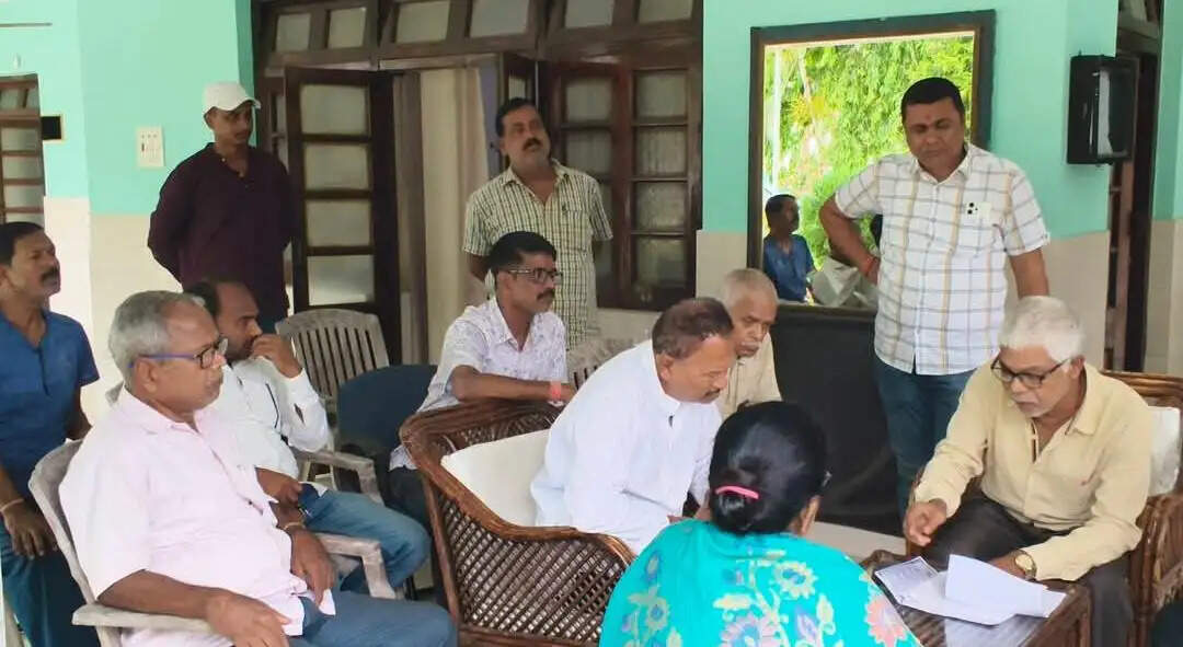 वीरपुर में विधायक नीरज सिंह बबलू का जनता दरबार, जलजमाव से लेकर नामांकन तक की समस्याएं सुनीं