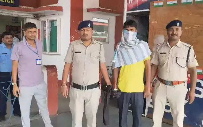 न्यू जलपाईगुड़ी स्टेशन से साढ़े आठ&nbsp;लाख रुपये के पुराने नोटों के साथ एक गिरफ्तार