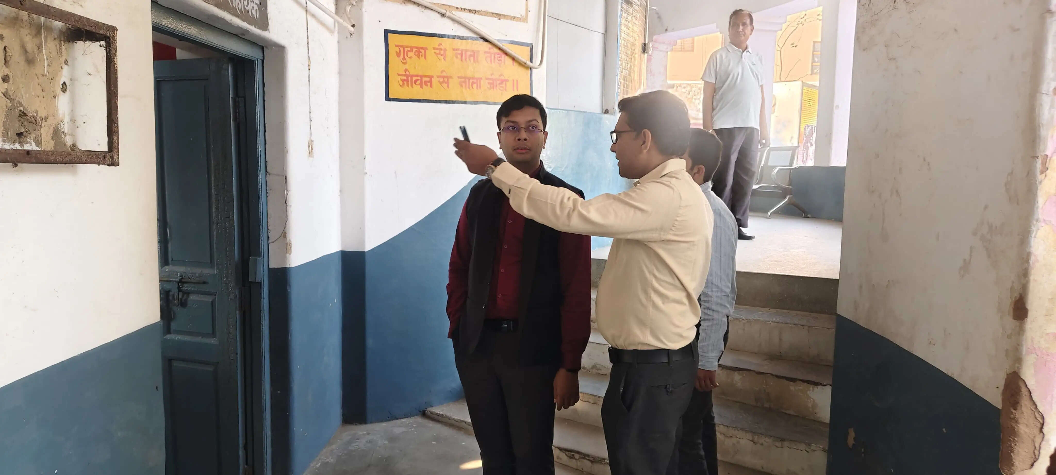 खैरथल कलक्टर का किशनगढ़बास में औचक निरीक्षण, व्यवस्थाओं को सुधारने के दिए निर्देश