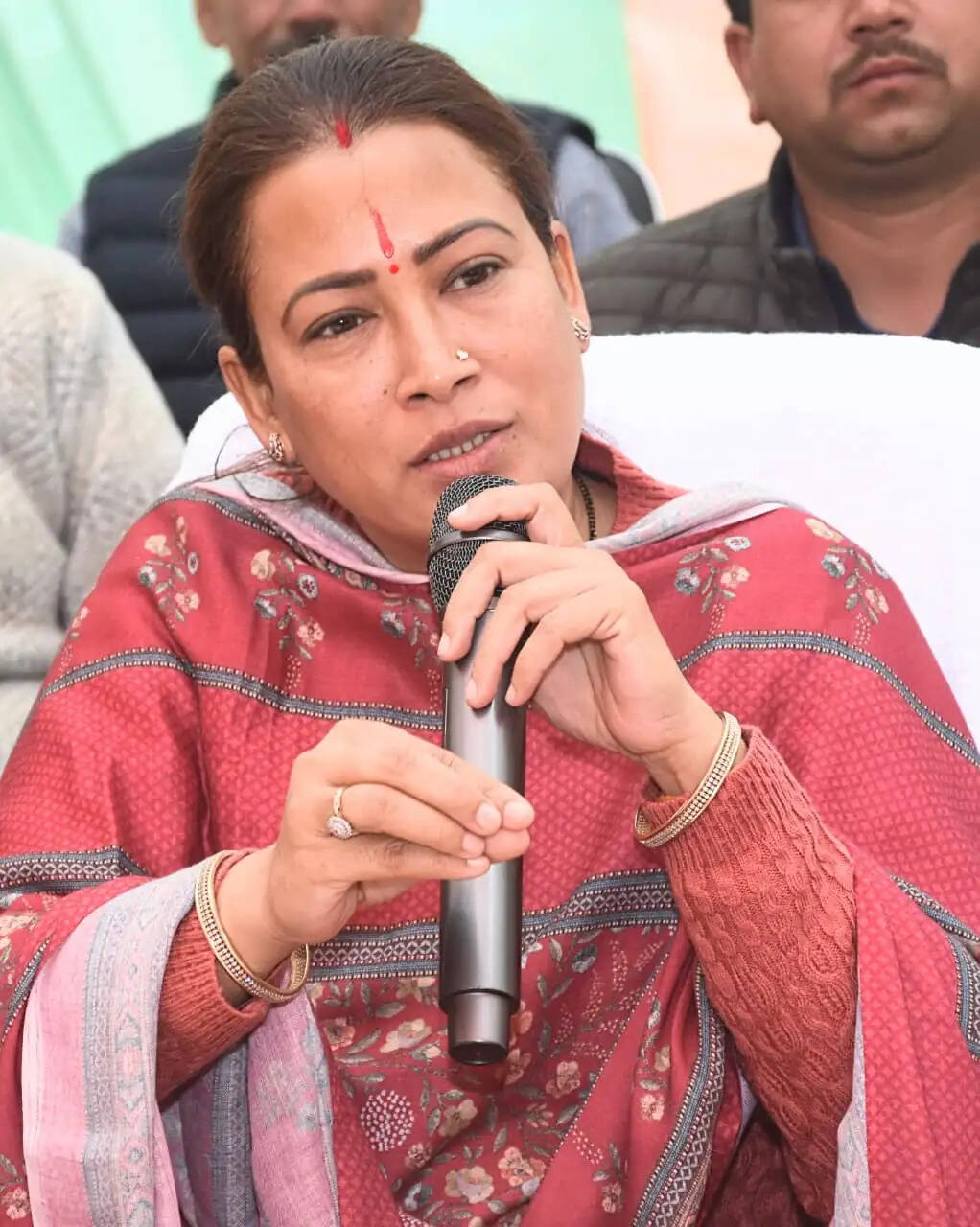 कैबिनेट मंत्री रेखा आर्या ने शीतलाखेत में सुनी जनसमस्याएं