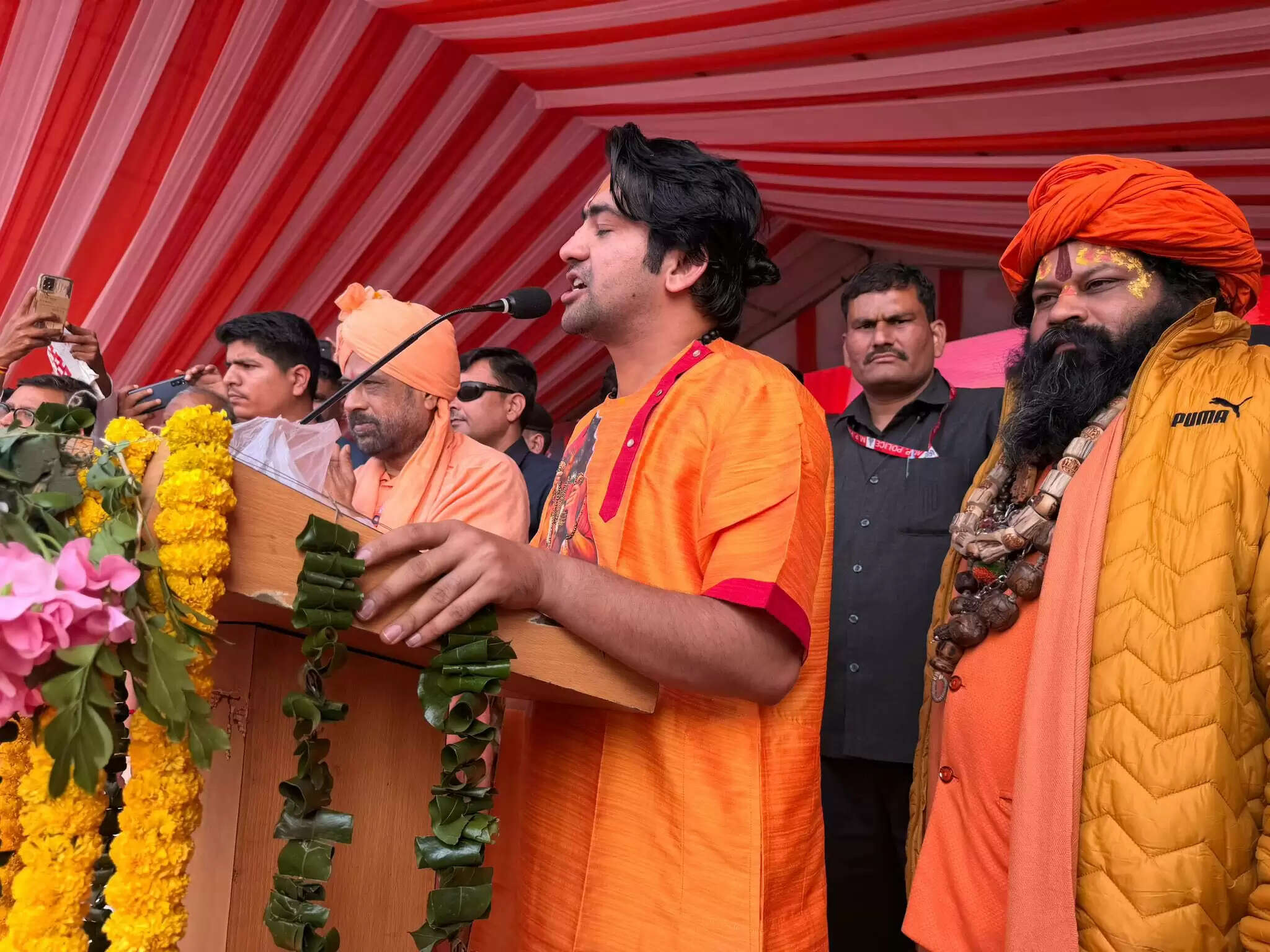 भारत में तनातनी नहीं सनातनी चाहिए, तिरंगे में चांद नहीं चांद पर तिरंगा चाहिए : धीरेंद्र कृष्ण शास्त्री