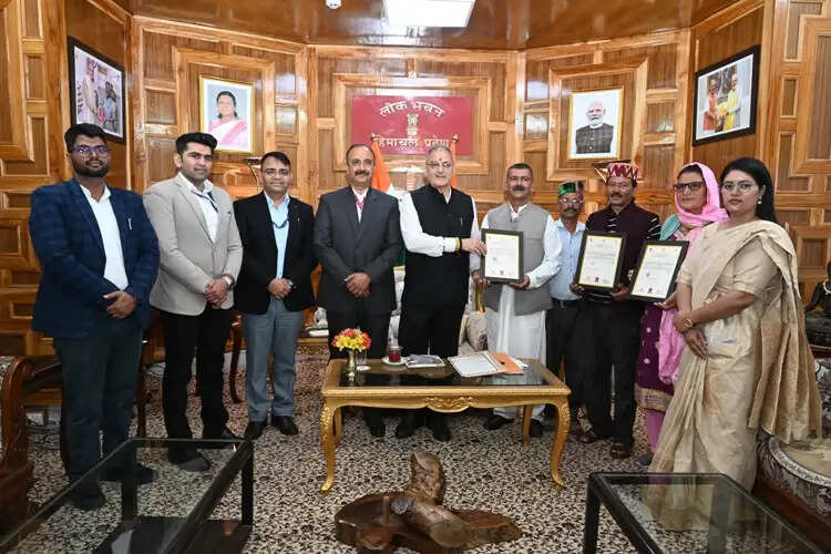 राज्यपाल ने हिमाचल की पारंपरिक हस्तशिल्प कलाओं से जुड़े कारीगरों को जीआई प्रमाण-पत्र प्रदान किए