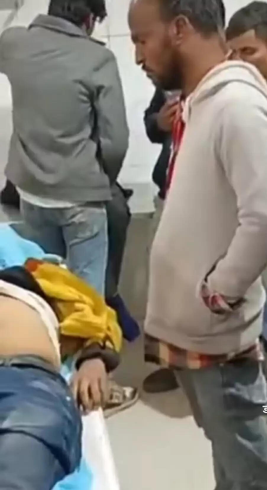 सीतापुर में तेज रफ्तार बाइक ओवरब्रिज पर डिवाइडर से टकराई, युवक की मौत