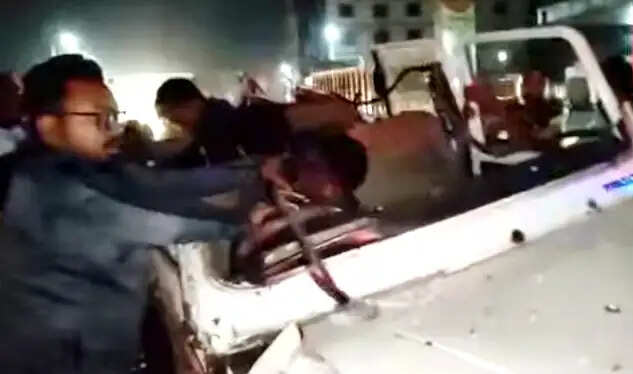 मेदिनीपुर में तेज रफ्तार ट्रक बोलेरो पर चढ़ा, दो की मौत