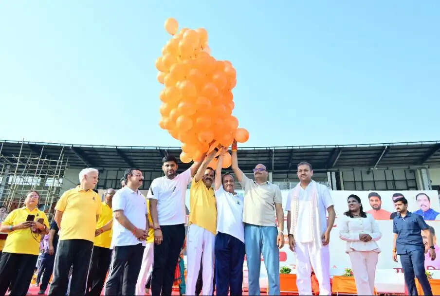 ब्रजेश पाठक ने किया योगाभ्यास, कहा नियमित करें योग रहें निरोग