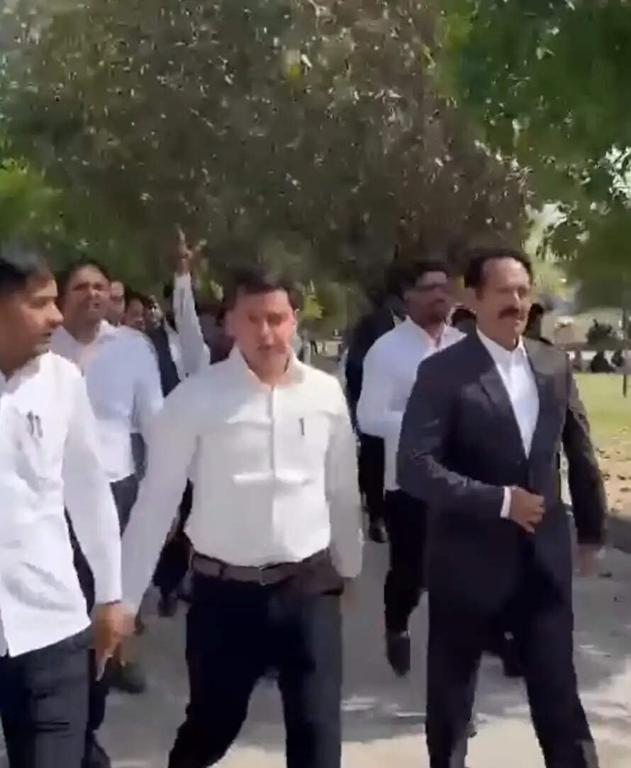 अधिवक्ता के साथ मारपीट के विरोध में वकीलों ने किया कार्य बहिष्कार, कोर्ट परिसर से पुलिसकर्मियों को भगाया