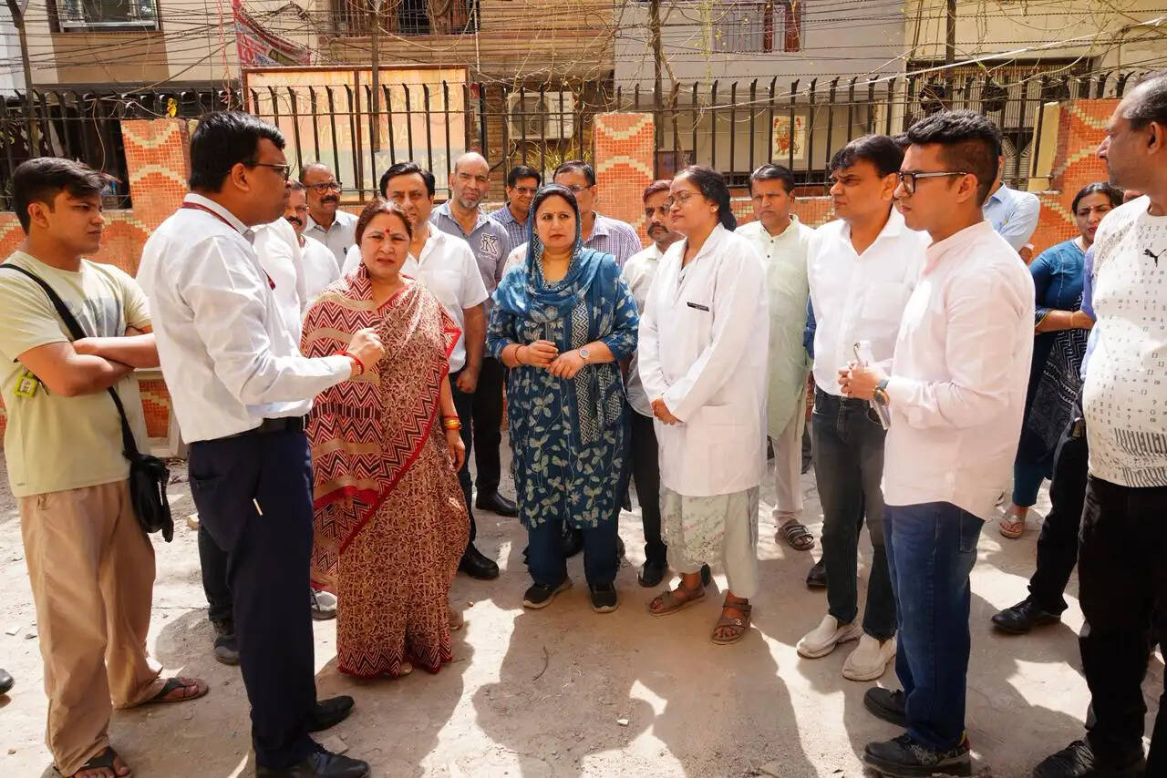 नगर निगम स्थायी समिति की अध्यक्ष ने शाहदरा के आजाद नगर का किया निरीक्षण