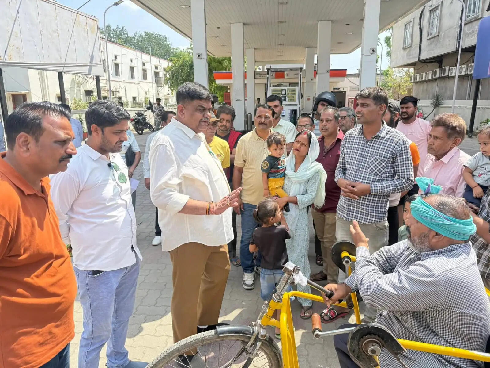 अलवर में वन राज्यमंत्री संजय शर्मा ने जनसुनवाई कर आमजन की परिवेदनाओं को सुना