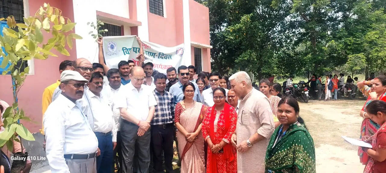 जेपीयू में कुलपति ने किया एक पेड़ माँ के नाम अभियान का शुभारंभ