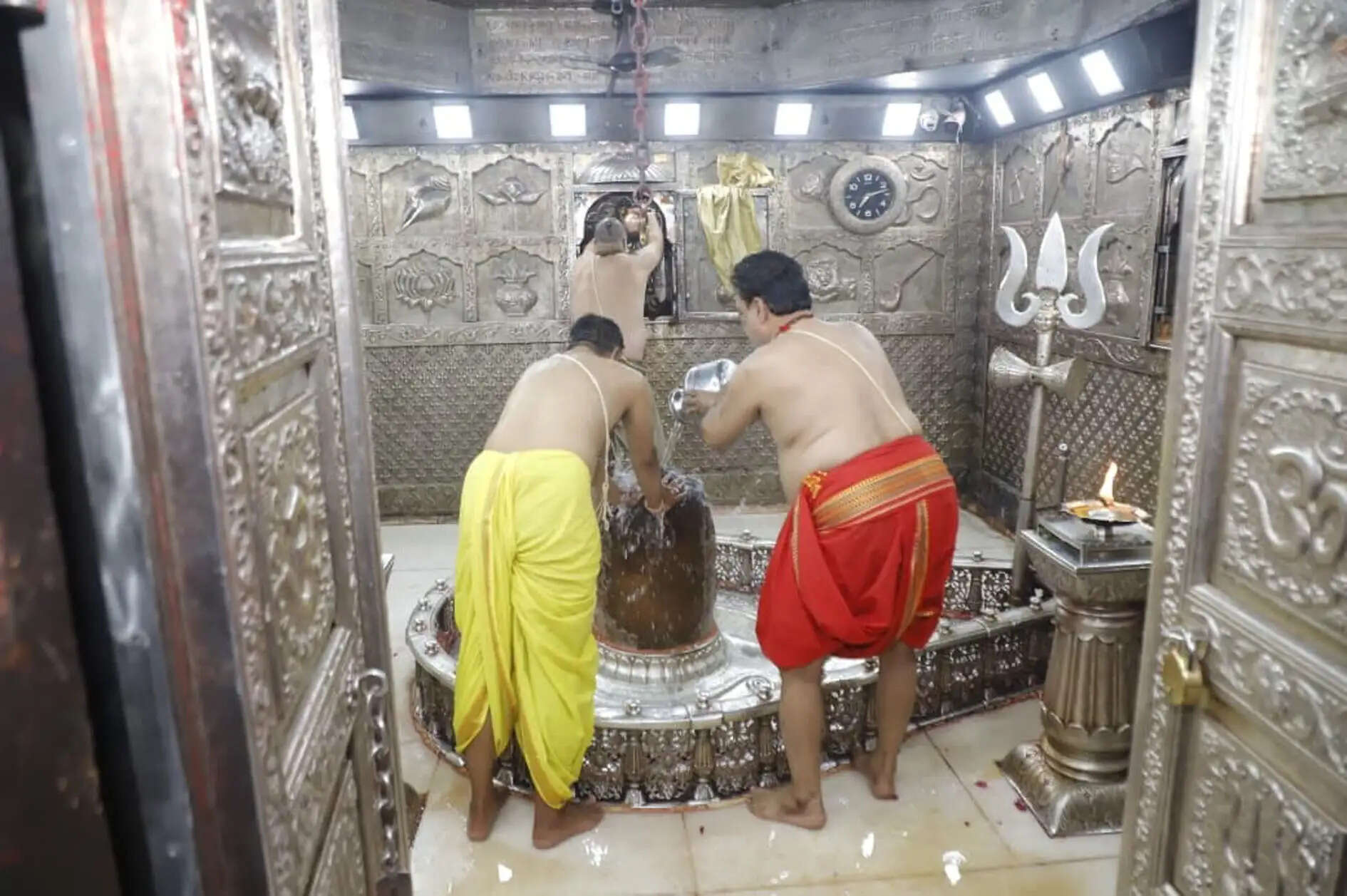 उज्जैनः चंद्रग्रहण के बाद स्नान किया बाबा महाकाल ने