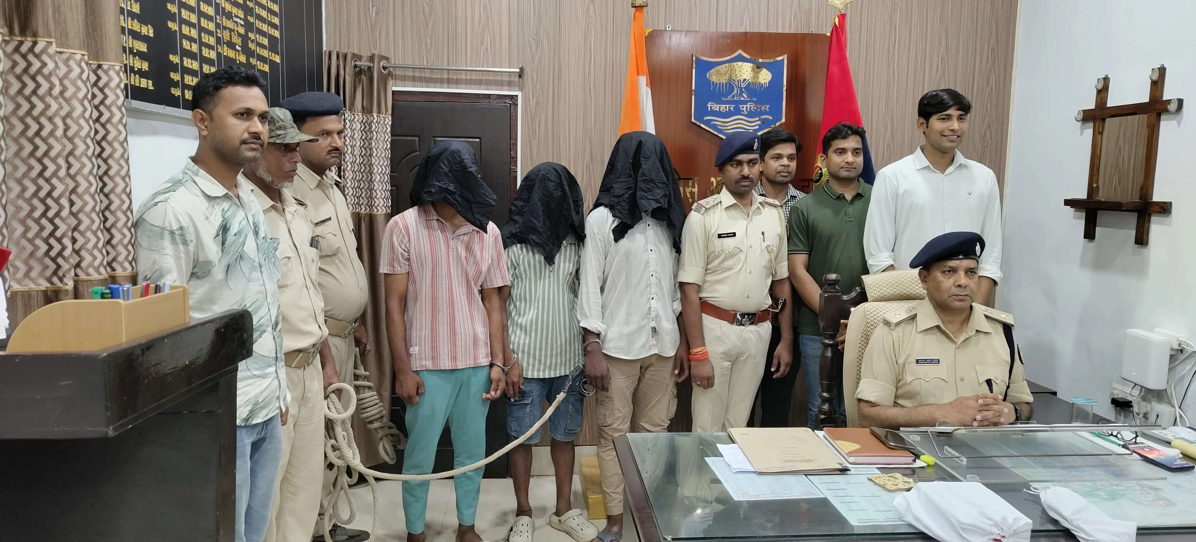 सोशल साइट पर हथियार लहराने के आरोप में तीन लोग गिरफ्तार