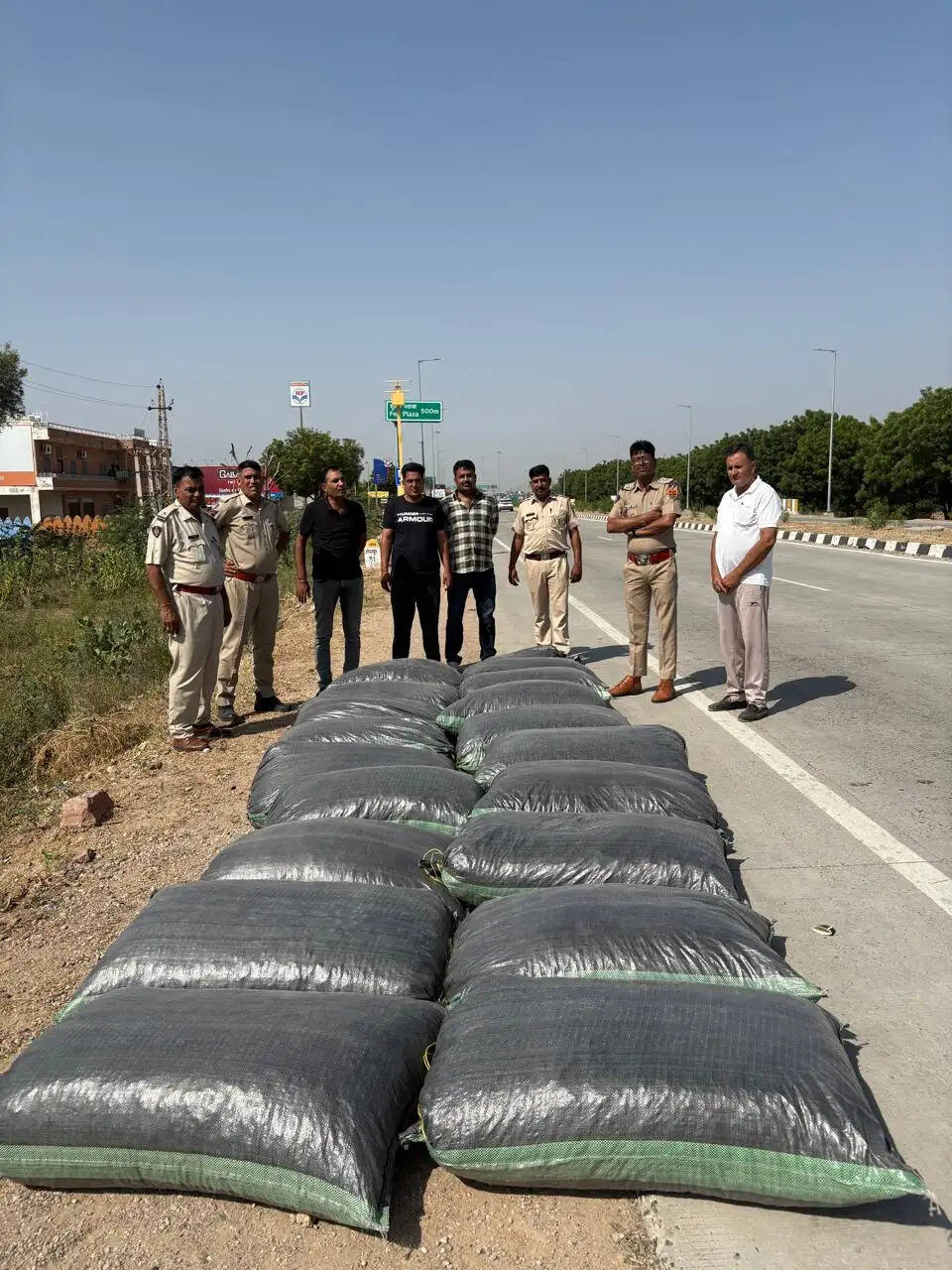 चेकिंग देखकर स्कॉर्पियो भगाई, पुलिस वाहन को टक्कर मारकर भागे तस्कर : 373.91 किलो डोडा पोस्त जब्त