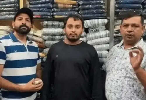 पानीपत: सड़क पर मिली रुपयों की गड्डी दुकानदार ने सेल्समैन को लौटाई