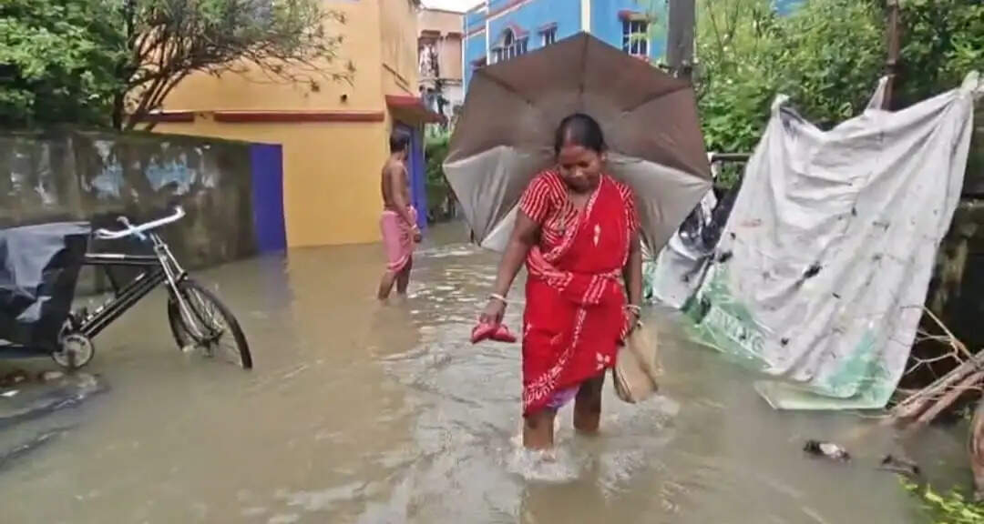 लगातार बारिश से जलमग्न आरामबाग, सड़कों पर घुटने तक पानी
