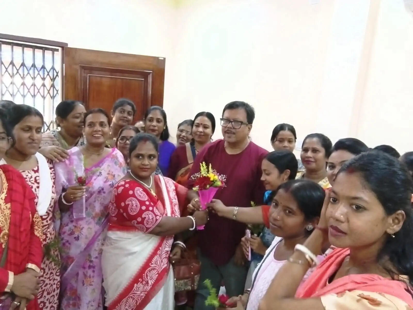 अन्नपूर्णा भंडार की राशि मिलने से उत्साहित महिलाओं ने फूल-मिठाई देकर भाजपा विधायक का जताया आभार