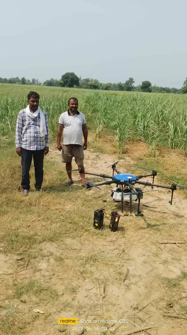 हाईटेक बने यूपी के किसान, राजधानी समेत छह जिलों में ड्रोन से शुरू हुई फसलों की सुरक्षा