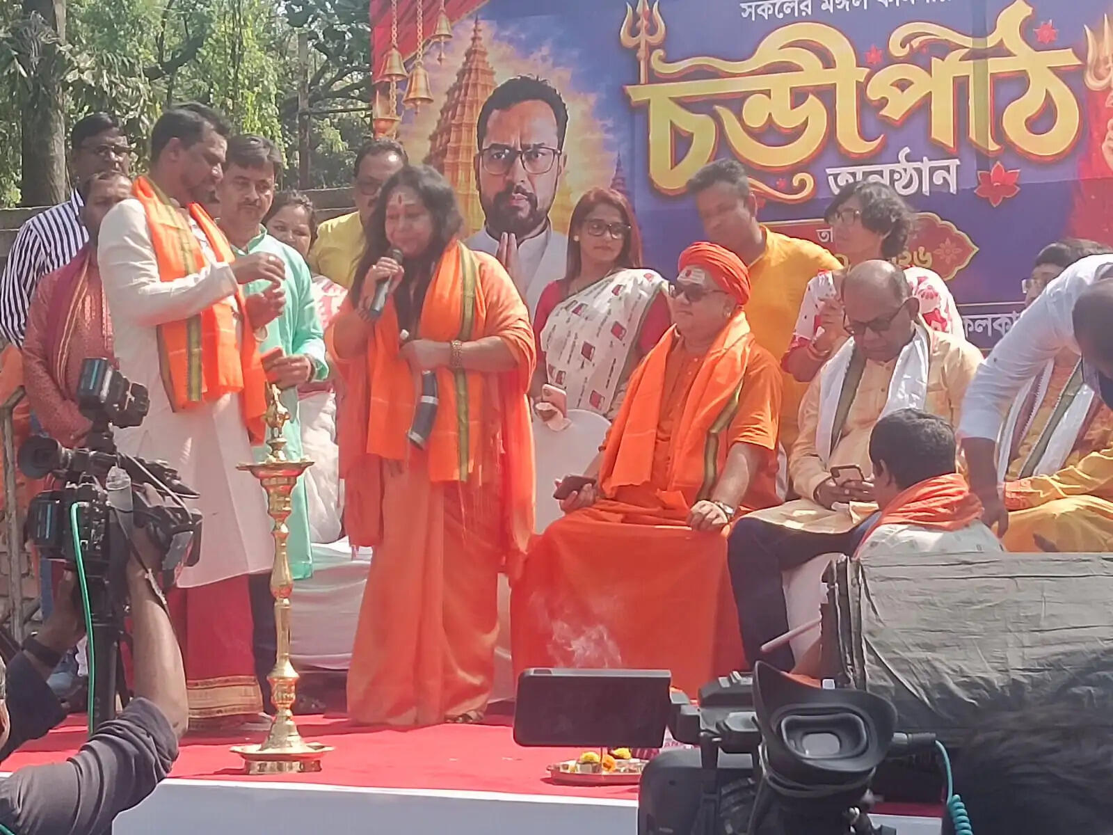 देवीपक्ष में माकपा मुख्यालय के पास चंडीपाठ, वामपंथियों को सद्बुद्धि देने की प्रार्थना