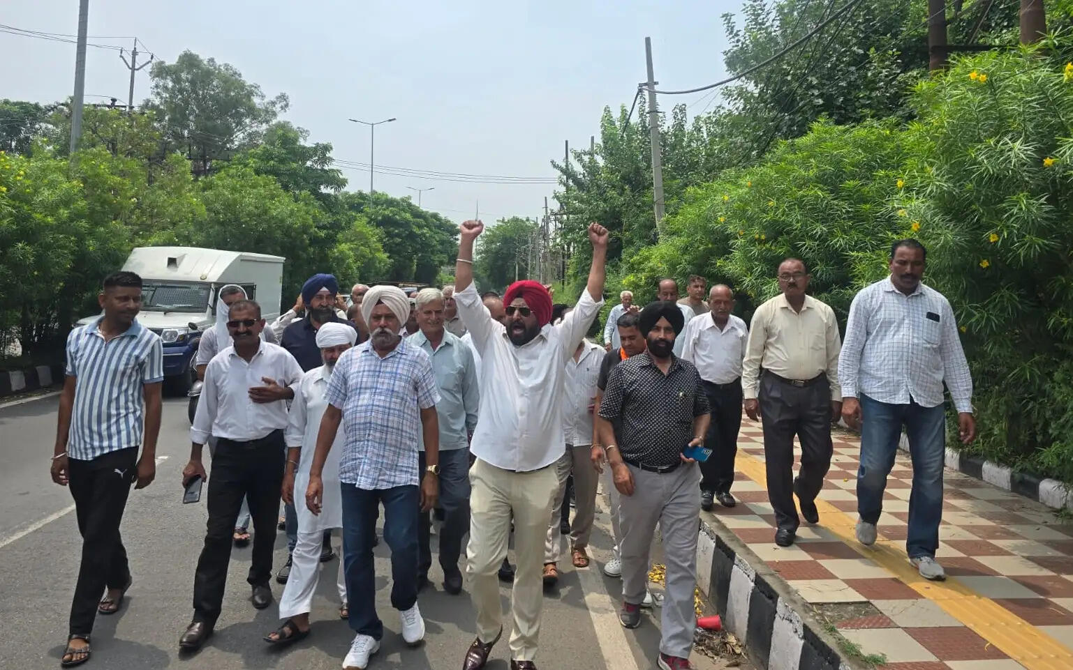 बिजली कटौती से नाराज सीमावर्ती किसानों का जेपीडीसीएल कार्यालय पर प्रदर्शन, धान की फसल बचाने के लिए नियमित बिजली आपूर्ति की मांग