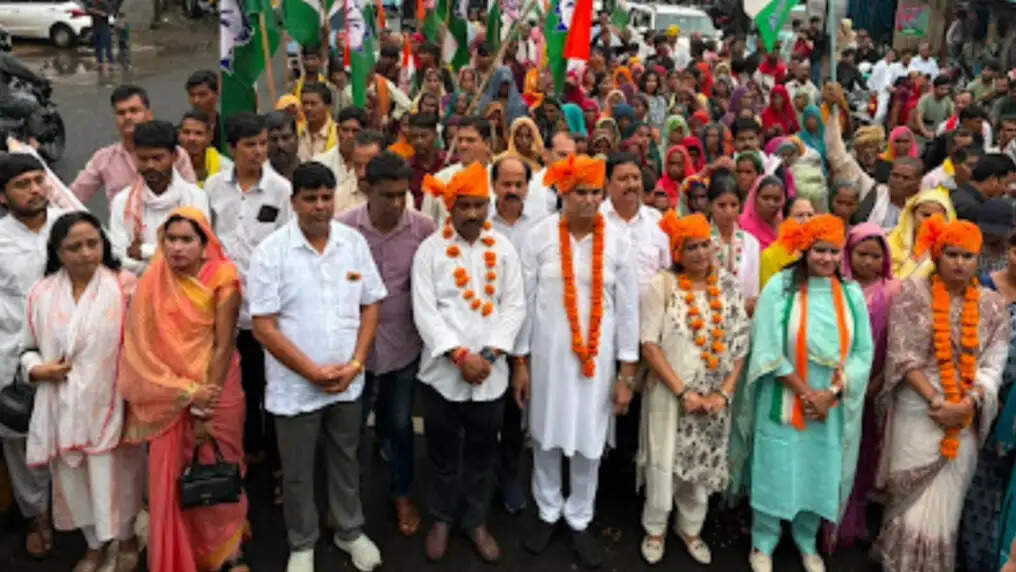 सागर : नवनियुक्त जिला महिला कांग्रेस अध्यक्ष रिचा सिंह गोंड का भव्य स्वागत; बारिश के बीच उमड़ा कार्यकर्ताओं का हुजूम