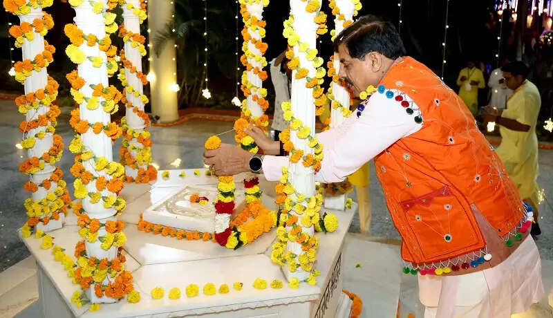 मप्रः मुख्यमंत्री डॉ. यादव ने सप्त गौ परिक्रमा मंदिर में विधि-विधान से किया गौ पूजन