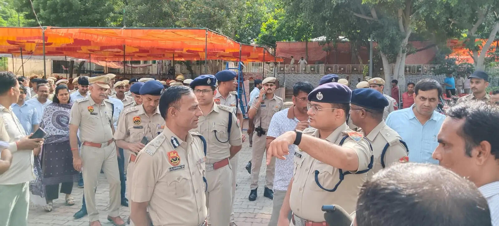 नूंह पहुंचे रेवाड़ी रेंज के आईजी, पुलिस ने निकाला फ्लैग मार्च