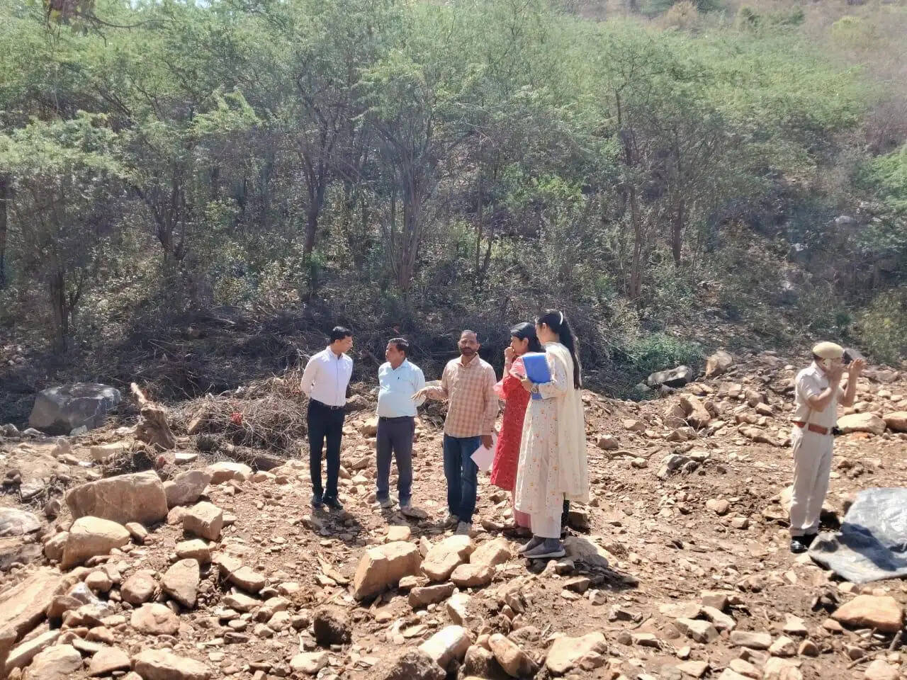 अलवर कलक्टर ने किया जल संरक्षण के कार्यों, फूड स्ट्रीट एवं एनकेप फण्ड से कराए जा रहे विकास कार्यों का निरीक्षण