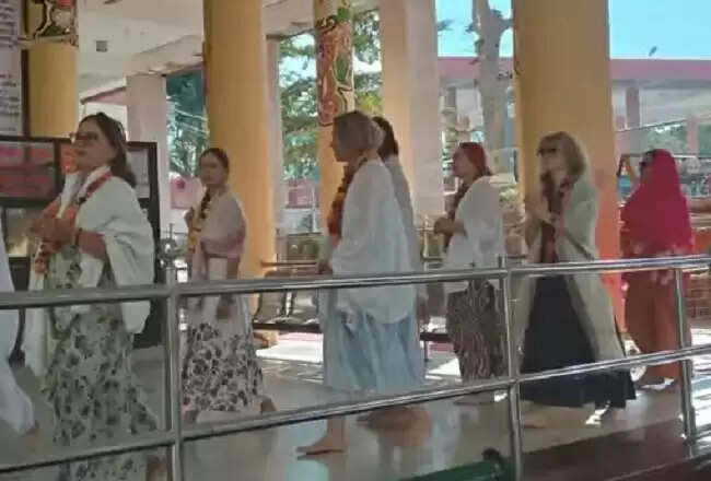 यूक्रेन की महिलाओं ने किए भगवान पशुपतिनाथ के दर्शन, रूस-यूक्रेन युद्ध समाप्त करने की कामना की