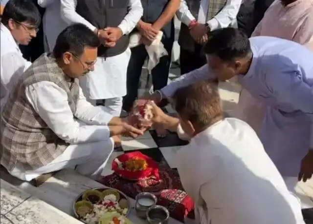 हरियाणा के स्पीकर ने किया माता के अस्थिपुष्पों का गंगा में विसर्जन