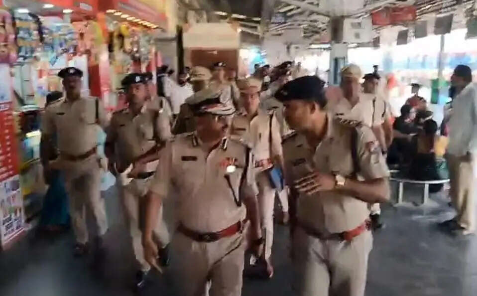 रेल आईजी ने भागलपुर रेलवे स्टेशन का किया निरीक्षण