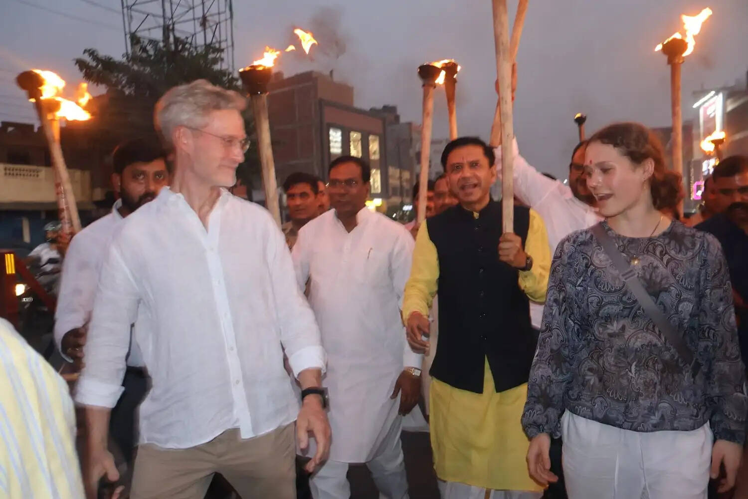 सदर सांसद की अगुवाई में देवरिया क्लब से अमृत रेलवे स्टेशन तक निकला मशाल जुलूस