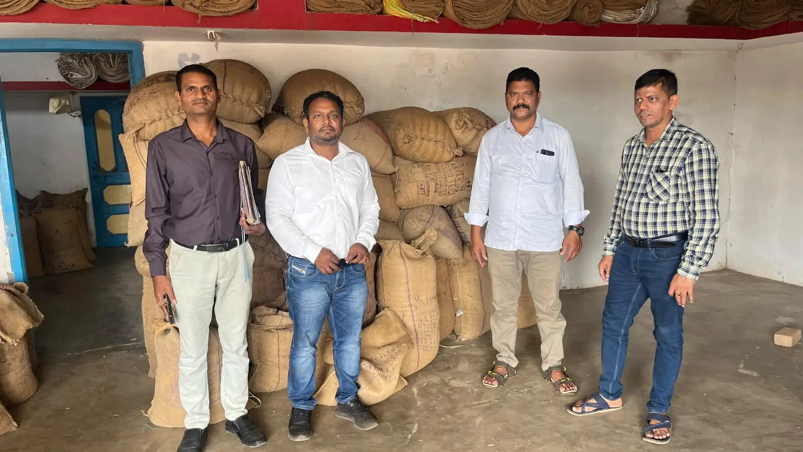 अवैध धान भंडारण पर प्रशासन की कार्रवाई, 10.40 क्विंटल धान जब्त