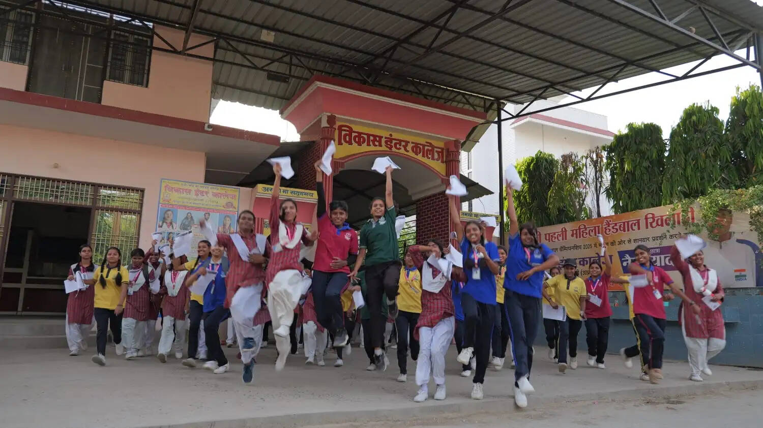 यूपी बोर्ड हाईस्कूल परीक्षा में राजकीय क्वींस कालेज के सूर्यदीप प्रजापति वाराणसी टॉपर