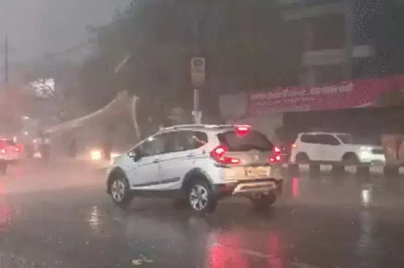 भोपाल में तेज आंधी-बारिश बिजली सप्लाई नेटवर्क ठप, कई इलाकों में 6 घंटे से बिजली गुल
