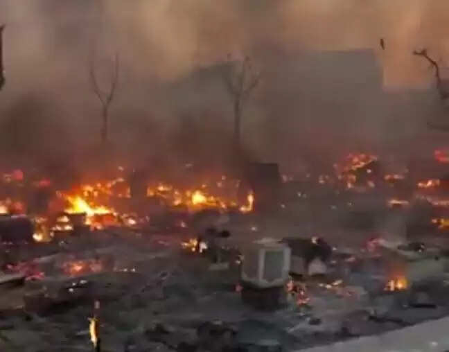 लखनऊ के विकास नगर झुग्गी झोपड़ियों में लगी आग में दाे सगी बहनों की जलकर मौत, रक्षा मंत्री और मुख्यमंत्री योगी ने लिया संज्ञान