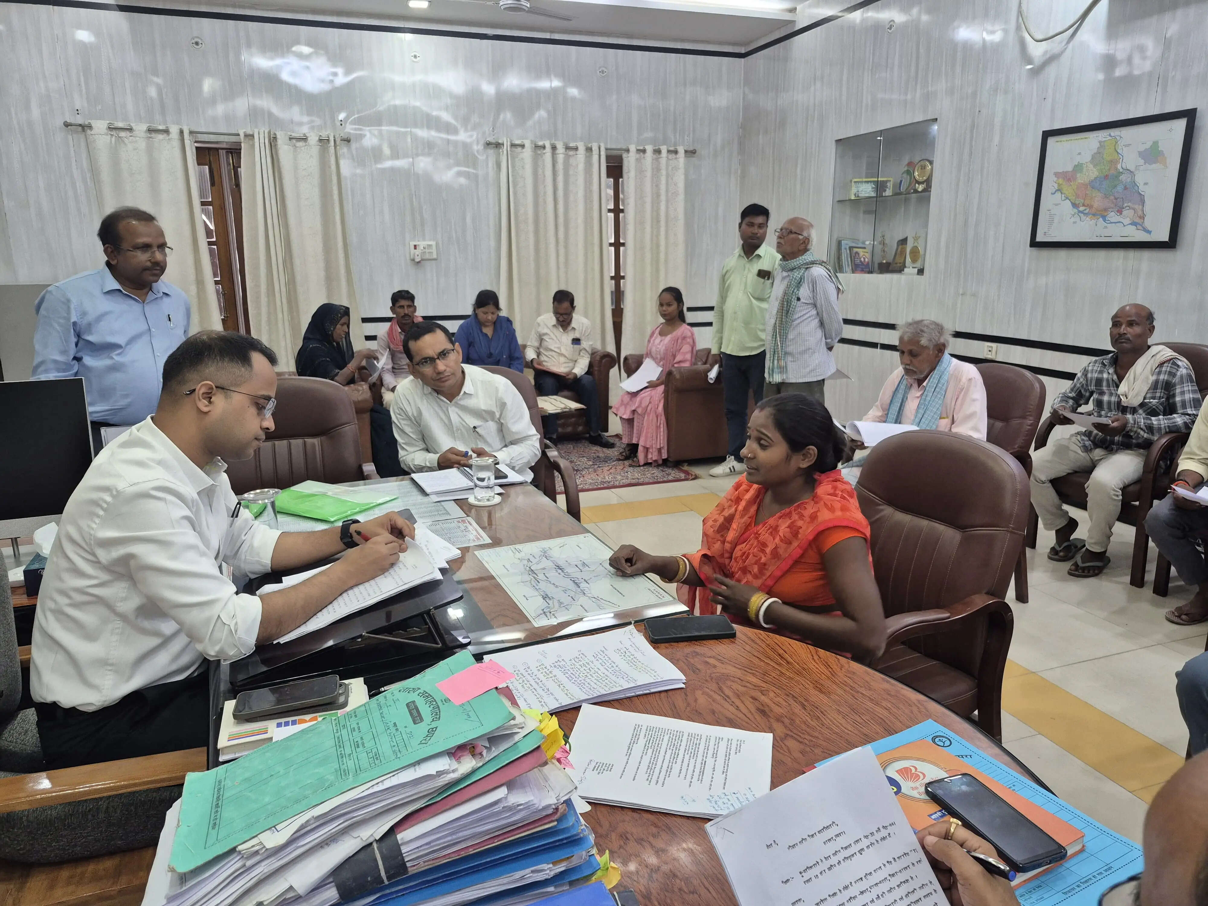 जिलाधिकारी ने जनता दरबार में 52 फरियादियों की सुनी समस्या