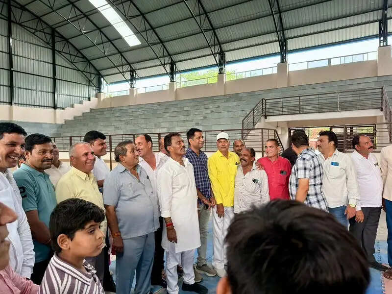 इंदौरः मंत्री सिलावट ने 4 करोड़ रुपये की लागत से बन रहे कबड्डी स्टेडियम के निर्माण कार्य का किया निरीक्षण