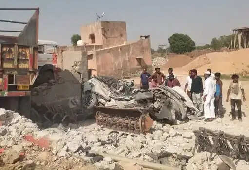 ट्रेलर की टक्कर से कार सवार दंपती और मासूम बेटी की मौत, दूसरी बेटी गंभीर घायल