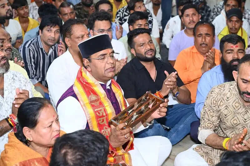 भोपालः मंत्री सारंग ने प्रधानमंत्री मोदी के नाम से छोला मंदिर में हनुमान जी को अर्पित की गदा