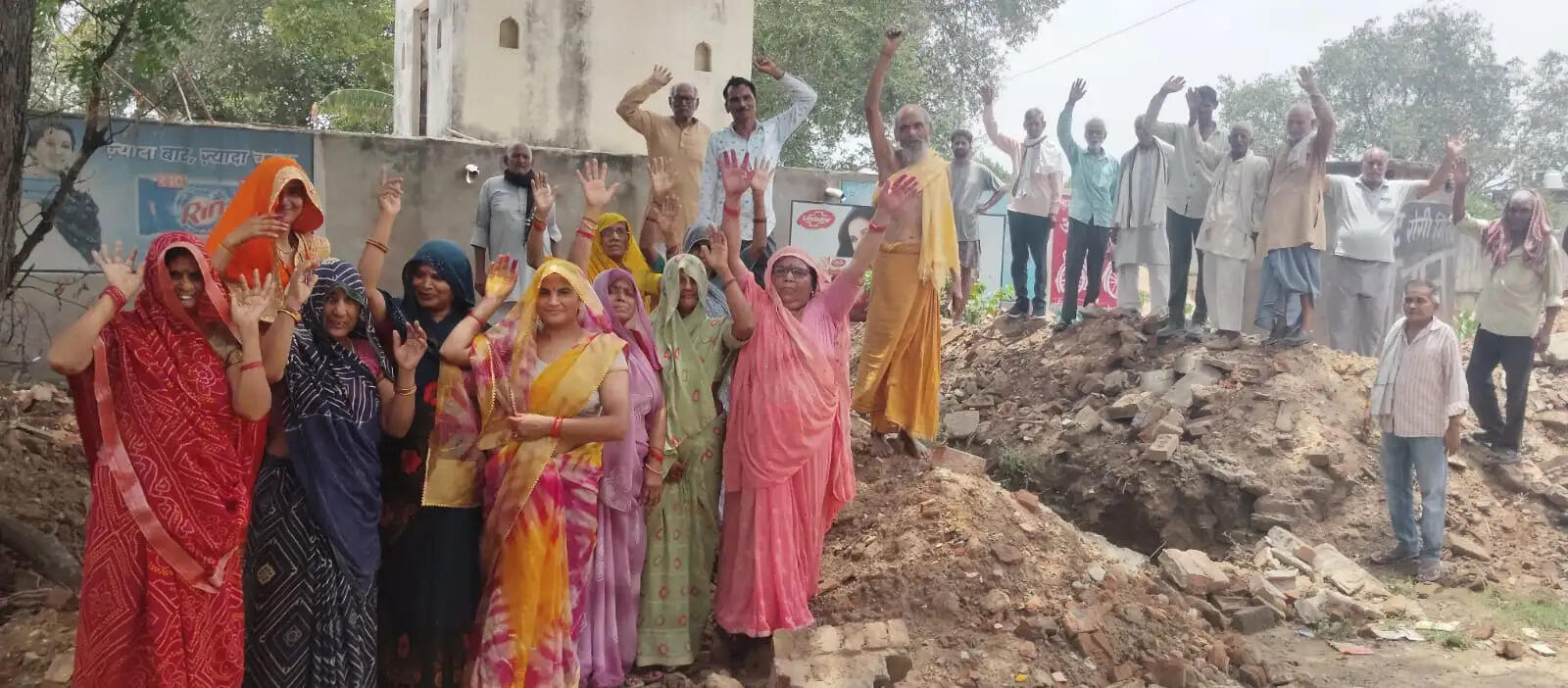 राम-जानकी मंदिर परिसर में अन्नपूर्णा भंडार निर्माण का विरोध, ग्रामीणों ने रुकवाया कार्य