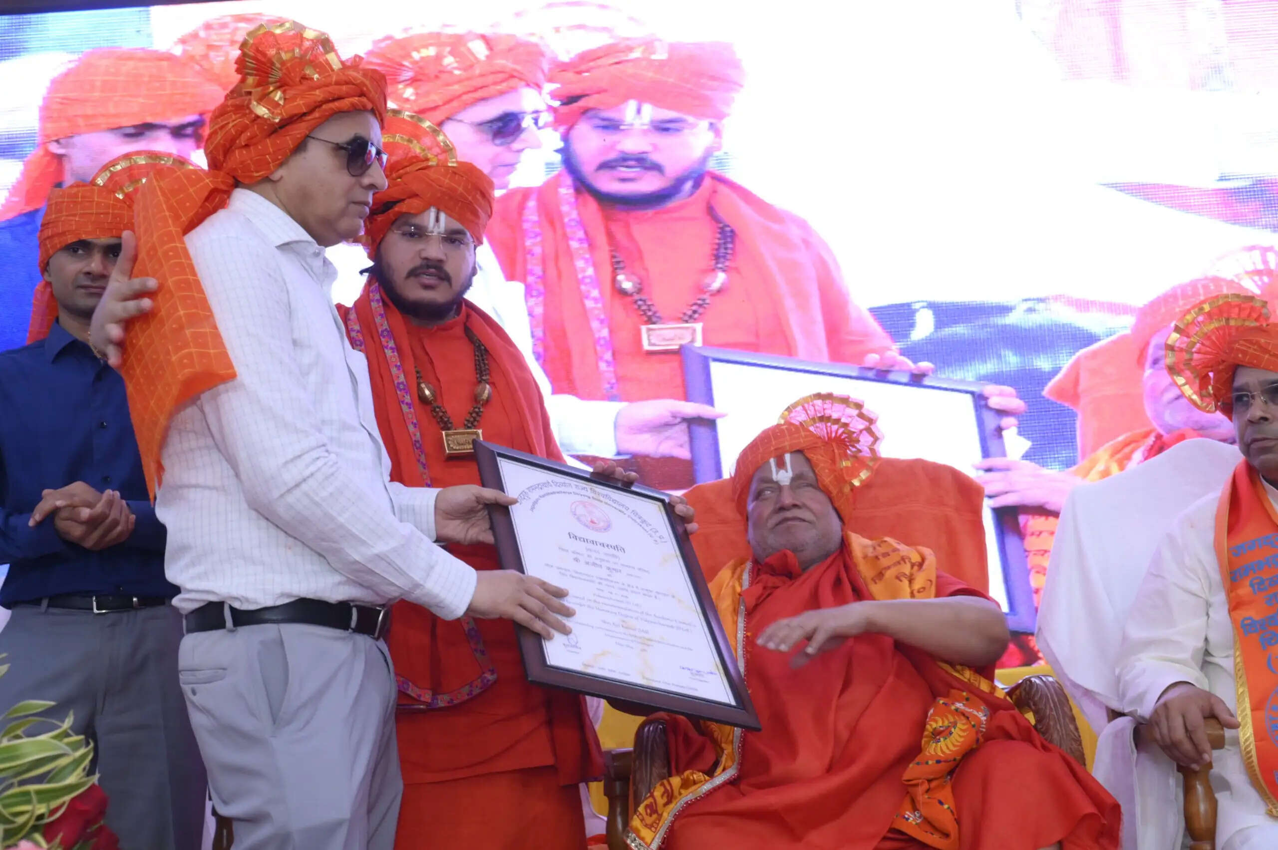 जगदगुरू रामभद्राचार्य दिव्यांग राज्य विश्वविद्यालय चित्रकूट के दीक्षांत समारोह में मेधावी विद्यार्थियों को दी गयी उपाधि