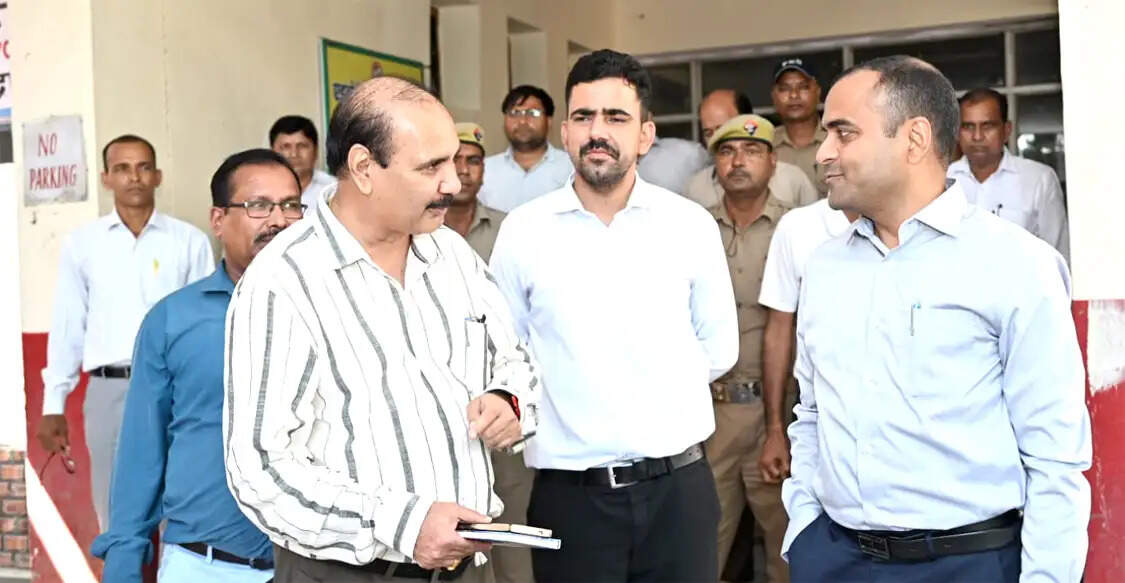 जिलाधिकारी ने लक्सर तहसील की व्यवस्थाएं परखी