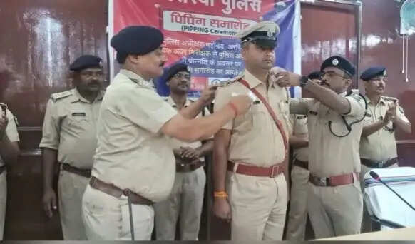 75 एएसआई को एसआई में मिली प्रोन्नति,एसपी ने प्रोन्नत प्राप्त एसआई के कंधे पर पहनाया बैच