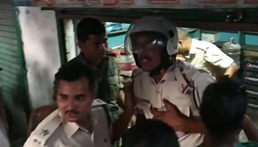 नईसराय चौक पर पुलिस अधिकारी और जवानों की जान लेना चाहती थी हिंसक भीड़