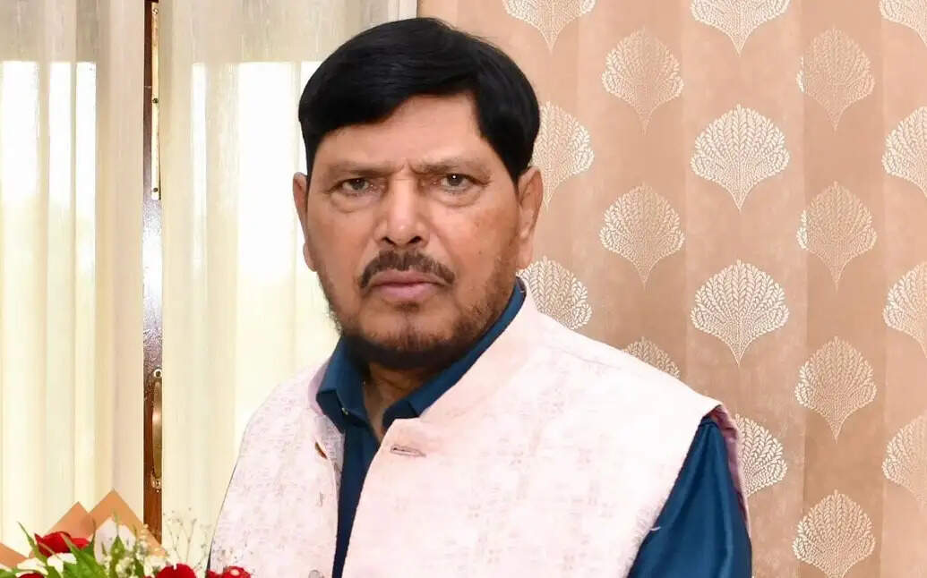 भूमिहीन गरीबों को पांच-पांच एकड़ जमीन मिले: अठावले