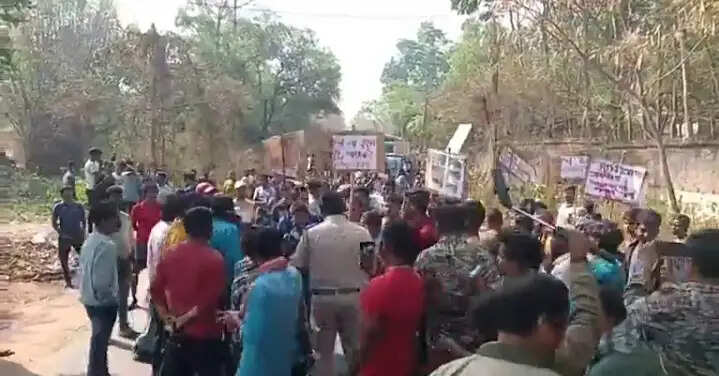 सड़क की बदहाली पर ग्रामीणों का प्रदर्शन, मतदान बहिष्कार की चेतावनी