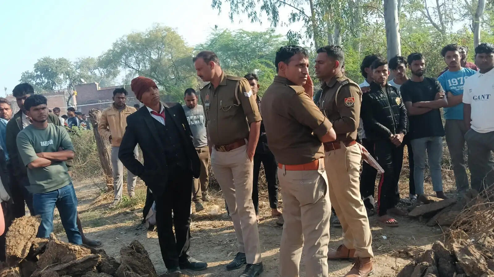 पेड़ से लटका मिला युवक का शव, हत्या की आशंका