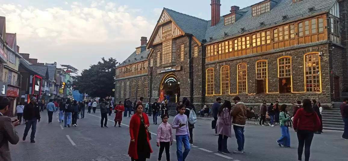 हिमाचल प्रदेश के निचले ज़िलों में शीतलहर, शिमला का पारा भी लुढ़का, भारी बर्फबारी का अलर्ट